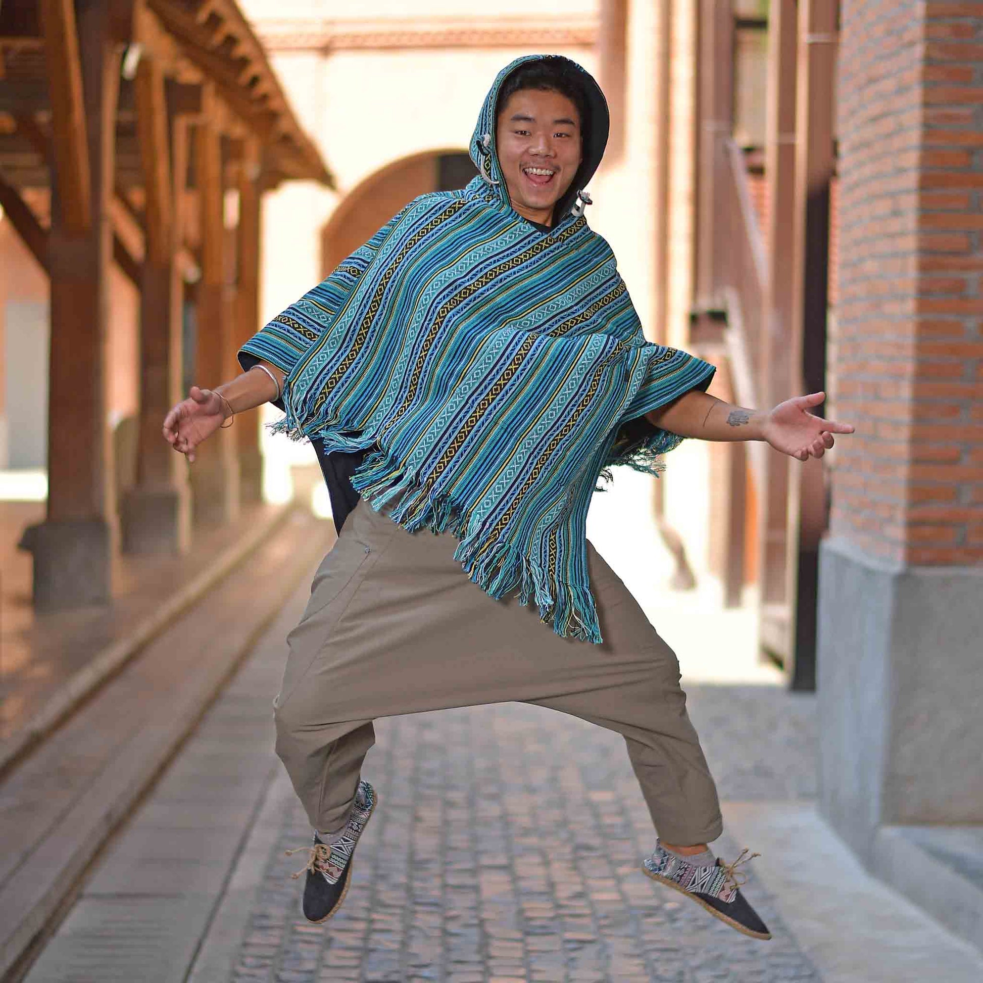 model-lxl Hippie Wendeponcho im Mexikaner Poncho Style Türkis