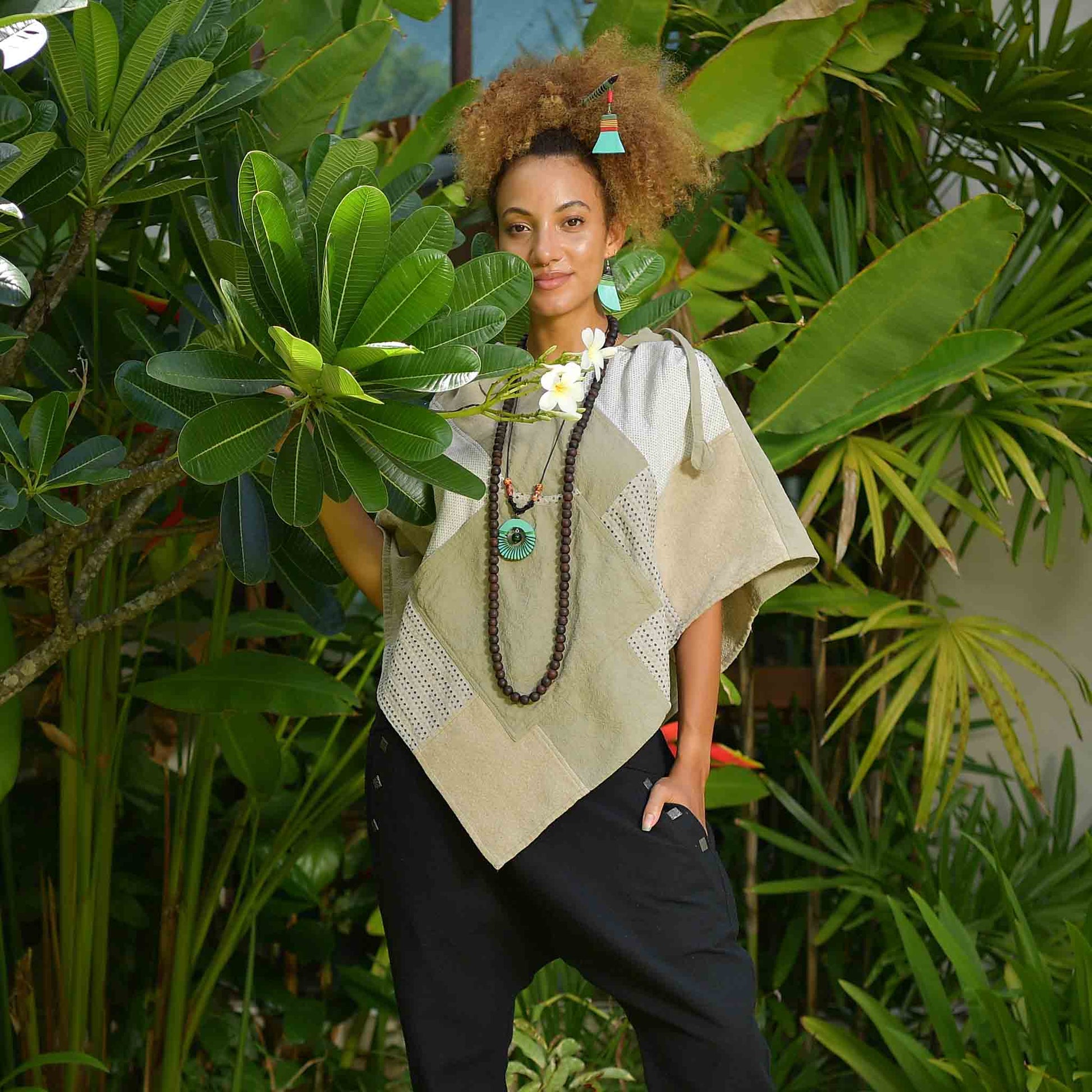model-sm Boho Style Poncho Chai Dee Grün